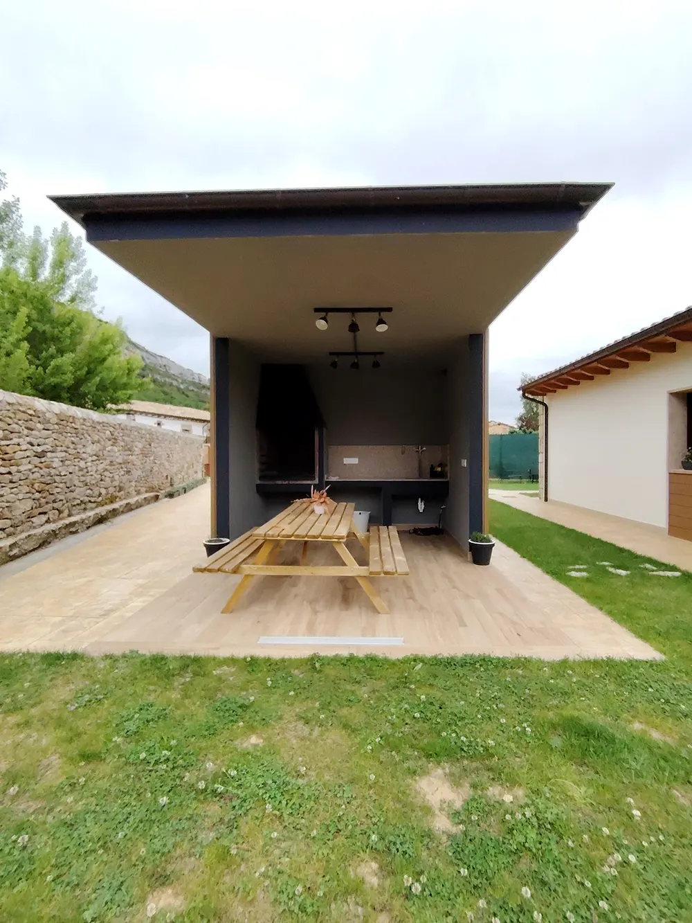 Barbacoa en el jardín de las casitas de Cueva Burgos