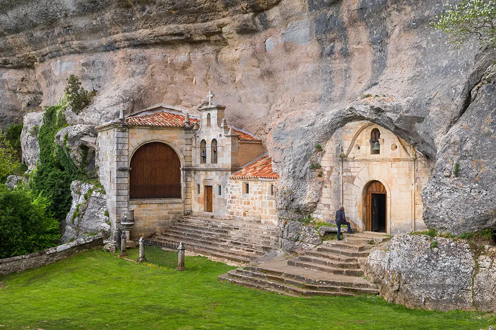Entrada a las cuevas de Ojo Guarena en merindades