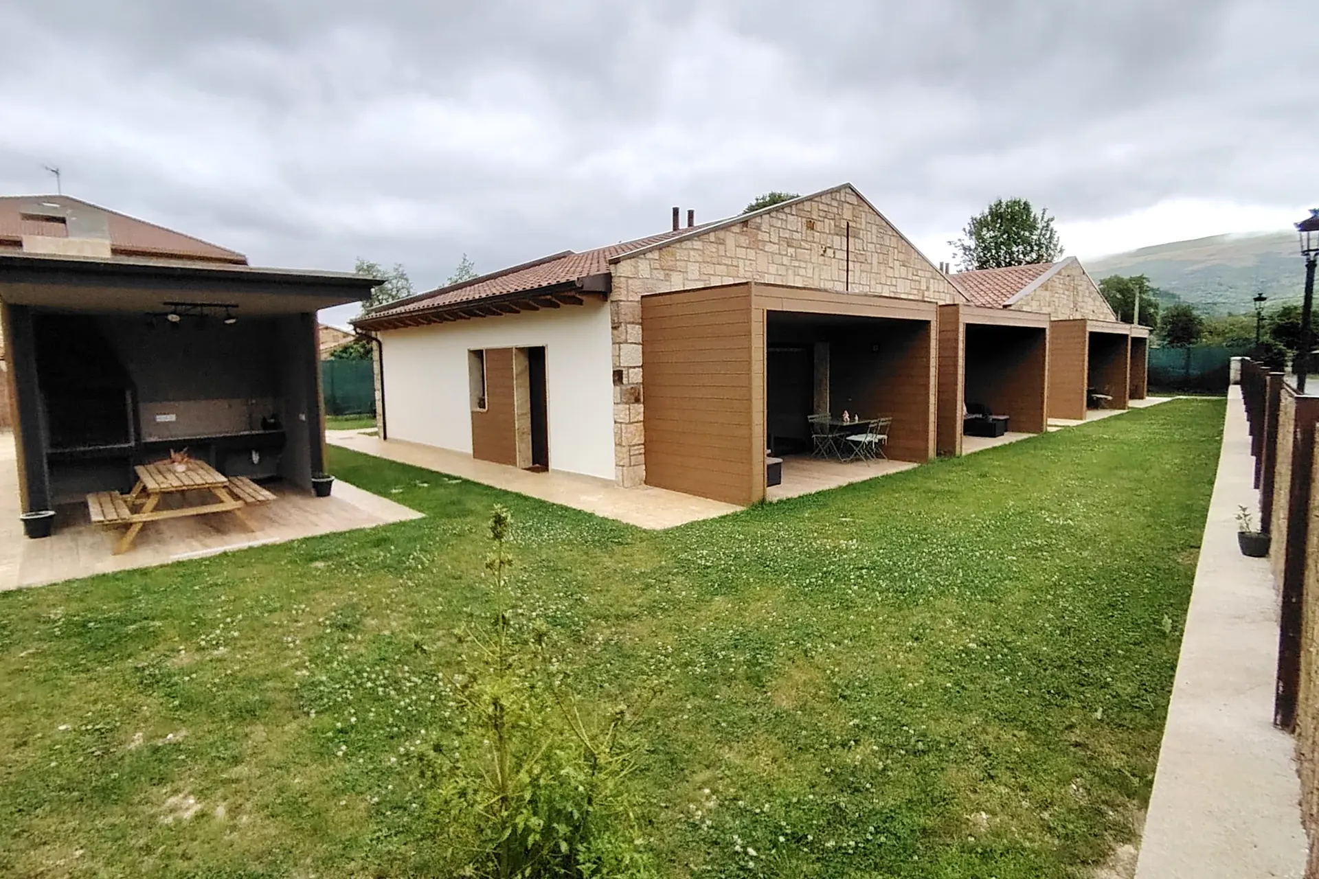 Las Casitas de Cueva con la barbacoa
